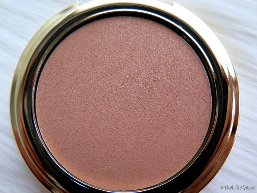 lakshmi recensione swatch fondotinta compatto light lakshmi recensione swatch fondotinta compatto light